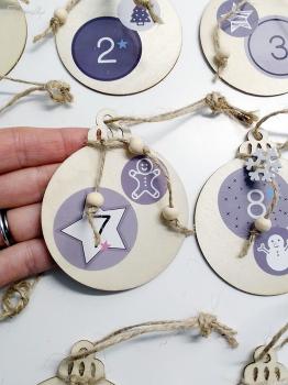 24 Weihnachtskugeln mit Zahlen und Holzdekor